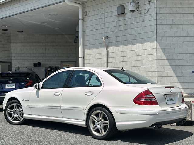 メルセデス・ベンツ Ｅ５５ 神奈川県 2005(平17)年 3.6万km アラバスターホワイト 登録時走行距離35408km/ワンオーナー/サンルーフ/純正メーカーナビ(AM/FM/CD/DVD)/リモコンキー/クルーズコントロール/エアサスペンション/レザーシート/D/N席パワーシート/D/N席シートヒーター/ETC/ドライブレコーダー/コーナーセンサー/HIDオートライト/スペアキー×1/保証書/取扱説明書