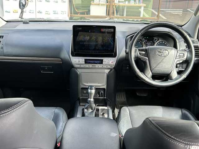 トヨタ ランドクルーザー プラド TX Lパッケージ 長野県 2018(平30)年 8万km アティチュードブラックマイカ 社外ナビ（FM/AM、CD、DVD、BT）/バックカメラ/ワンセグテレビ/クルーズコントロール追従有/ビルトインETC/後方ドライブレコーダー/前席パワーシート/前後コーナーセンサー/前席シートヒーター、エアシート/衝突軽減システム/ダウンヒルアシスト/センターデフロック/LEDオートライト/オートマチックハイビーム/盗難防止装置/エンジンスターター/ダブルエアバック/カーテンエアバック/ルーフレール/純正フロアマット/社外１７AW/純正サマーAW積み込み/革ステアリング/スペアキー（１本）/４WD/保証書、取扱説明書