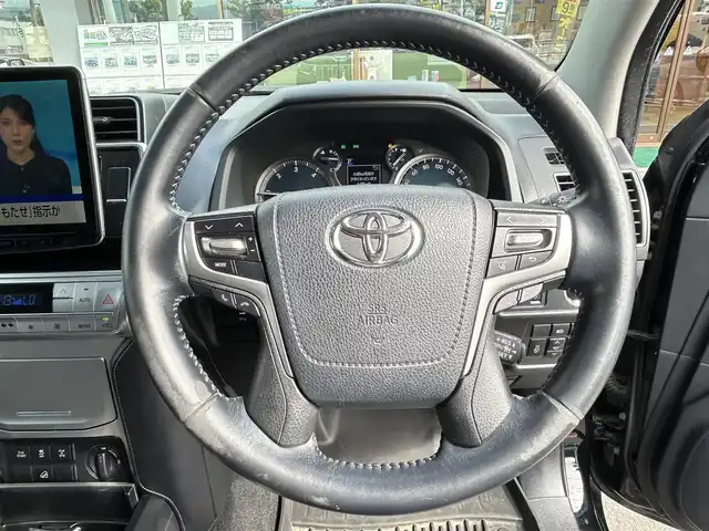 トヨタ ランドクルーザー プラド TX Lパッケージ 長野県 2018(平30)年 8万km アティチュードブラックマイカ 社外ナビ（FM/AM、CD、DVD、BT）/バックカメラ/ワンセグテレビ/クルーズコントロール追従有/ビルトインETC/後方ドライブレコーダー/前席パワーシート/前後コーナーセンサー/前席シートヒーター、エアシート/衝突軽減システム/ダウンヒルアシスト/センターデフロック/LEDオートライト/オートマチックハイビーム/盗難防止装置/エンジンスターター/ダブルエアバック/カーテンエアバック/ルーフレール/純正フロアマット/社外１７AW/純正サマーAW積み込み/革ステアリング/スペアキー（１本）/４WD/保証書、取扱説明書