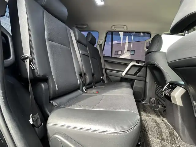 トヨタ ランドクルーザー プラド TX Lパッケージ 長野県 2018(平30)年 8万km アティチュードブラックマイカ 社外ナビ（FM/AM、CD、DVD、BT）/バックカメラ/ワンセグテレビ/クルーズコントロール追従有/ビルトインETC/後方ドライブレコーダー/前席パワーシート/前後コーナーセンサー/前席シートヒーター、エアシート/衝突軽減システム/ダウンヒルアシスト/センターデフロック/LEDオートライト/オートマチックハイビーム/盗難防止装置/エンジンスターター/ダブルエアバック/カーテンエアバック/ルーフレール/純正フロアマット/社外１７AW/純正サマーAW積み込み/革ステアリング/スペアキー（１本）/４WD/保証書、取扱説明書