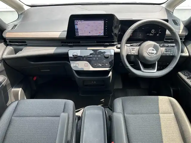 日産 セレナ e－パワー ハイウェイスター V 熊本県 2023(令5)年 0.6万km プリズムホワイト 純正SDナビ/・AM/FM/SD/BT/・フルセグTV/全周囲カメラ/・バック/サイド/フロント/インテリジェントクルーズコントロール/ハンドル支援/プロパイロット/車線逸脱防止支援システム/車線逸脱警報/ふらつき警報/先行車発進お知らせ機能/後側方車両検知警報/踏み間違い衝突防止アシスト/後退時車両検知警報/標識検知機能/速度標識検知機能/オートマチックハイビーム/インテリジェントルームミラー/前後コーナーセンサー/革巻きステアリング/・ステアリングリモコン/電動格納ミラー/・ウィンカーミラー/オートライト/・LEDライト/・フォグランプ/・ヘッドライトレベライザー/電動サイドブレーキ/・オートホールドボタン/純正フロアマット/純正アルミホイール/スマートキー/・スペアキー