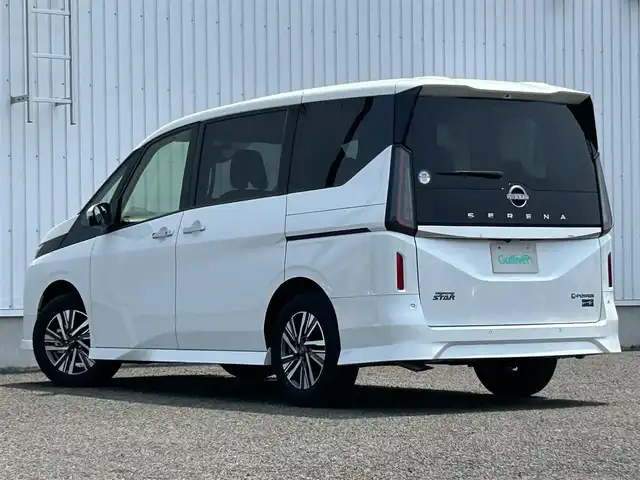 日産 セレナ e－パワー ハイウェイスター V 熊本県 2023(令5)年 0.6万km プリズムホワイト 純正SDナビ/・AM/FM/SD/BT/・フルセグTV/全周囲カメラ/・バック/サイド/フロント/インテリジェントクルーズコントロール/ハンドル支援/プロパイロット/車線逸脱防止支援システム/車線逸脱警報/ふらつき警報/先行車発進お知らせ機能/後側方車両検知警報/踏み間違い衝突防止アシスト/後退時車両検知警報/標識検知機能/速度標識検知機能/オートマチックハイビーム/インテリジェントルームミラー/前後コーナーセンサー/革巻きステアリング/・ステアリングリモコン/電動格納ミラー/・ウィンカーミラー/オートライト/・LEDライト/・フォグランプ/・ヘッドライトレベライザー/電動サイドブレーキ/・オートホールドボタン/純正フロアマット/純正アルミホイール/スマートキー/・スペアキー
