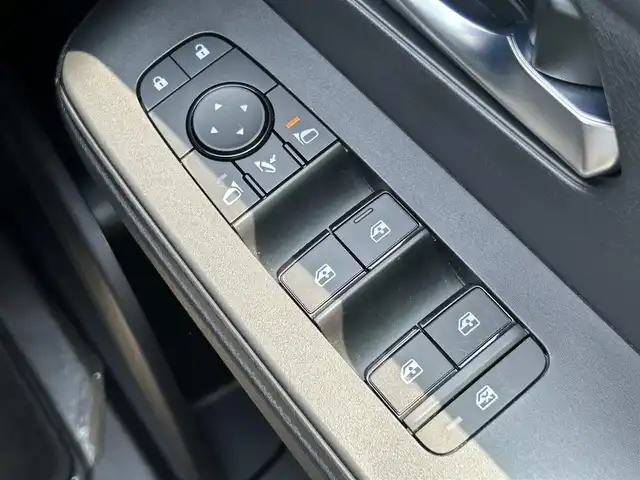 日産 セレナ e－パワー ハイウェイスター V 熊本県 2023(令5)年 0.6万km プリズムホワイト 純正SDナビ/・AM/FM/SD/BT/・フルセグTV/全周囲カメラ/・バック/サイド/フロント/インテリジェントクルーズコントロール/ハンドル支援/プロパイロット/車線逸脱防止支援システム/車線逸脱警報/ふらつき警報/先行車発進お知らせ機能/後側方車両検知警報/踏み間違い衝突防止アシスト/後退時車両検知警報/標識検知機能/速度標識検知機能/オートマチックハイビーム/インテリジェントルームミラー/前後コーナーセンサー/革巻きステアリング/・ステアリングリモコン/電動格納ミラー/・ウィンカーミラー/オートライト/・LEDライト/・フォグランプ/・ヘッドライトレベライザー/電動サイドブレーキ/・オートホールドボタン/純正フロアマット/純正アルミホイール/スマートキー/・スペアキー