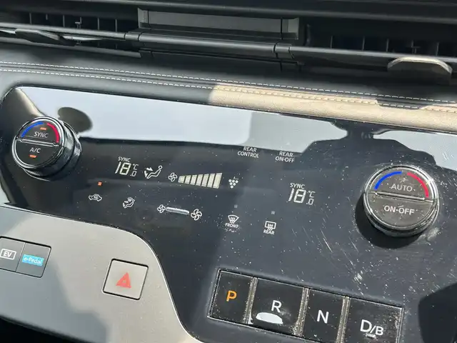 日産 セレナ e－パワー ハイウェイスター V 熊本県 2023(令5)年 0.6万km プリズムホワイト 純正SDナビ/・AM/FM/SD/BT/・フルセグTV/全周囲カメラ/・バック/サイド/フロント/インテリジェントクルーズコントロール/ハンドル支援/プロパイロット/車線逸脱防止支援システム/車線逸脱警報/ふらつき警報/先行車発進お知らせ機能/後側方車両検知警報/踏み間違い衝突防止アシスト/後退時車両検知警報/標識検知機能/速度標識検知機能/オートマチックハイビーム/インテリジェントルームミラー/前後コーナーセンサー/革巻きステアリング/・ステアリングリモコン/電動格納ミラー/・ウィンカーミラー/オートライト/・LEDライト/・フォグランプ/・ヘッドライトレベライザー/電動サイドブレーキ/・オートホールドボタン/純正フロアマット/純正アルミホイール/スマートキー/・スペアキー