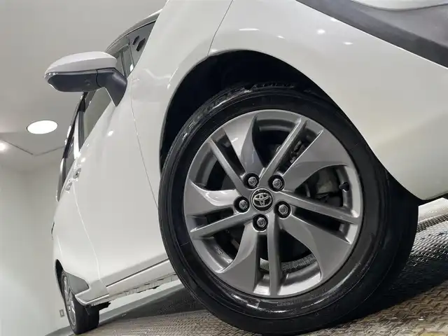 トヨタ シエンタ ハイブリッド G クエロ 愛知県 2022(令4)年 4.9万km ホワイトパールクリスタルシャイン 純正9インチナビ/（Bluetooth/AM/FM/フルセグTV）/フリップダウンモニター/衝突軽減ブレーキ/両側電動スライドドア/アラウンドビューモニター/ビルトインETC2.0/シートヒーター/クルーズコントロール/ドライブレコーダー/ステアリングヒーター/コーナーセンサー/レーンキープアシスト/スマートキー/スペアキー有/純正15インチAW/ハーフレザーシート