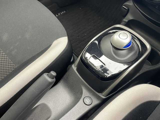 日産 ノート e－パワー X 沖縄県 2017(平29)年 2万km ブリリアントホワイトパール 純正ディスプレイオーディオ　/　(Bluetooth CD/DVD)/アラウンドビューモニター　/デジタルインナーミラー/ETC/ステアリングスイッチ　/プッシュスタート　/スマートキー　/オートライト　/純正フロアマット　/ドアバイザー/取扱説明書/保証書/記録簿