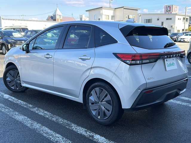 日産 ノート X FOUR 秋田県 2023(令5)年 6.5万km ブリリアントシルバー 純正ディスプレイオーディオ/ナビ機能付き/純正BT、TV/AppleCarPlay/AndroidAuto/前後コーナーセンサー/４WD/スペアキー/保証書、取説