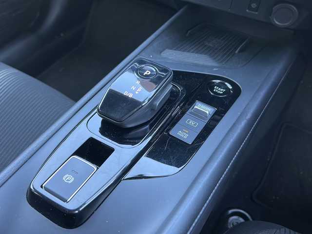 日産 ノート X FOUR 秋田県 2023(令5)年 6.5万km ブリリアントシルバー 純正ディスプレイオーディオ/ナビ機能付き/純正BT、TV/AppleCarPlay/AndroidAuto/前後コーナーセンサー/４WD/スペアキー/保証書、取説