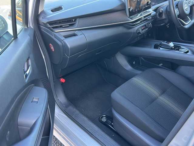 日産 ノート X FOUR 秋田県 2023(令5)年 6.5万km ブリリアントシルバー 純正ディスプレイオーディオ/ナビ機能付き/純正BT、TV/AppleCarPlay/AndroidAuto/前後コーナーセンサー/４WD/スペアキー/保証書、取説