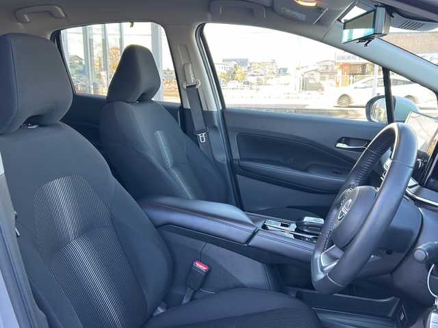 日産 ノート X FOUR 秋田県 2023(令5)年 6.5万km ブリリアントシルバー 純正ディスプレイオーディオ/ナビ機能付き/純正BT、TV/AppleCarPlay/AndroidAuto/前後コーナーセンサー/４WD/スペアキー/保証書、取説