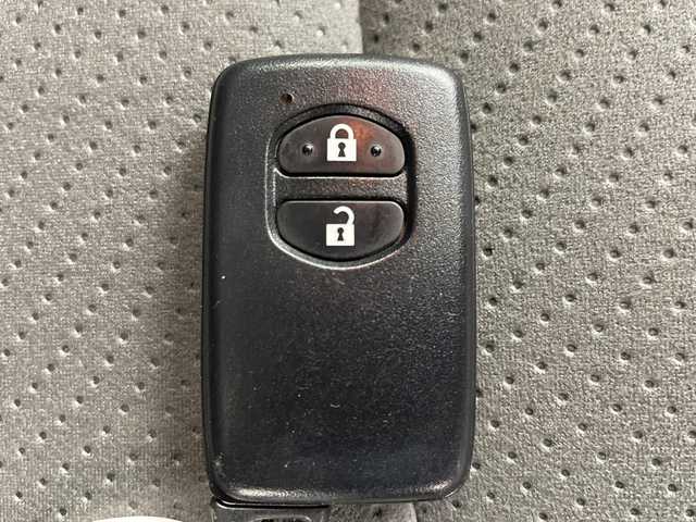 トヨタ プリウス S 岐阜県 2010(平22)年 12.4万km シルバーM 純正ナビ　/・(ＴＶ/CD/DVD/AUX/AM/FM)/バックモニター　/ビルトインＥＴＣ　/オートライト　/オートエアコン　/スマートキー　/プッシュスタート　/電格ミラー　/純正フロアマット　/純正ドアバイザー　/エンジンスタートボタン