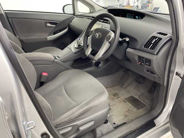 トヨタ プリウス S 岐阜県 2010(平22)年 12.4万km シルバーM 純正ナビ　/・(ＴＶ/CD/DVD/AUX/AM/FM)/バックモニター　/ビルトインＥＴＣ　/オートライト　/オートエアコン　/スマートキー　/プッシュスタート　/電格ミラー　/純正フロアマット　/純正ドアバイザー　/エンジンスタートボタン