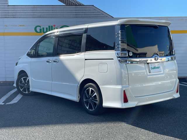トヨタ ヴォクシー ZS 煌Ⅲ 福岡県 2021(令3)年 1.5万km ホワイトパールクリスタルシャイン ワンオーナー/SDナビ/フルセグテレビ/バックカメラ/フリップダウンモニター/アイドリングストップ/ウィンカ-ミラー/クルーズコントロール/ドアバイザー/プッシュスタート/両側パワースライドドア/パワーバックドア/ETC/スタッドレスタイヤ車載
