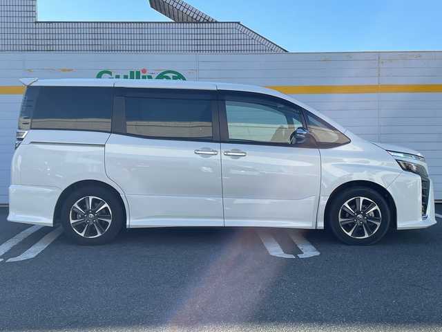 トヨタ ヴォクシー ZS 煌Ⅲ 福岡県 2021(令3)年 1.5万km ホワイトパールクリスタルシャイン ワンオーナー/SDナビ/フルセグテレビ/バックカメラ/フリップダウンモニター/アイドリングストップ/ウィンカ-ミラー/クルーズコントロール/ドアバイザー/プッシュスタート/両側パワースライドドア/パワーバックドア/ETC/スタッドレスタイヤ車載