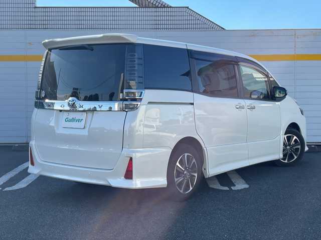 トヨタ ヴォクシー ZS 煌Ⅲ 福岡県 2021(令3)年 1.5万km ホワイトパールクリスタルシャイン ワンオーナー/SDナビ/フルセグテレビ/バックカメラ/フリップダウンモニター/アイドリングストップ/ウィンカ-ミラー/クルーズコントロール/ドアバイザー/プッシュスタート/両側パワースライドドア/パワーバックドア/ETC/スタッドレスタイヤ車載