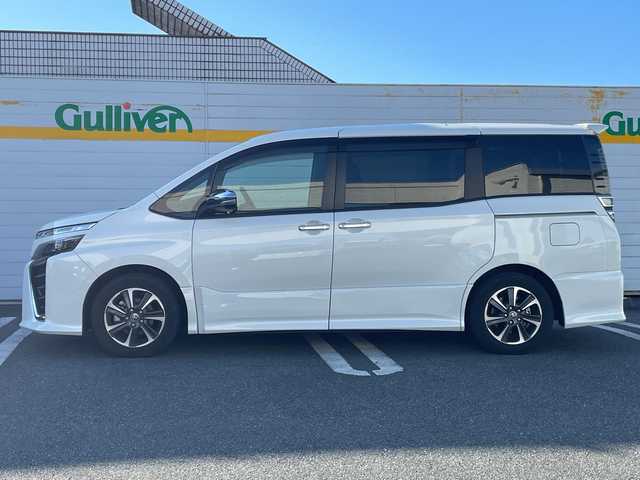 トヨタ ヴォクシー ZS 煌Ⅲ 福岡県 2021(令3)年 1.5万km ホワイトパールクリスタルシャイン ワンオーナー/SDナビ/フルセグテレビ/バックカメラ/フリップダウンモニター/アイドリングストップ/ウィンカ-ミラー/クルーズコントロール/ドアバイザー/プッシュスタート/両側パワースライドドア/パワーバックドア/ETC/スタッドレスタイヤ車載
