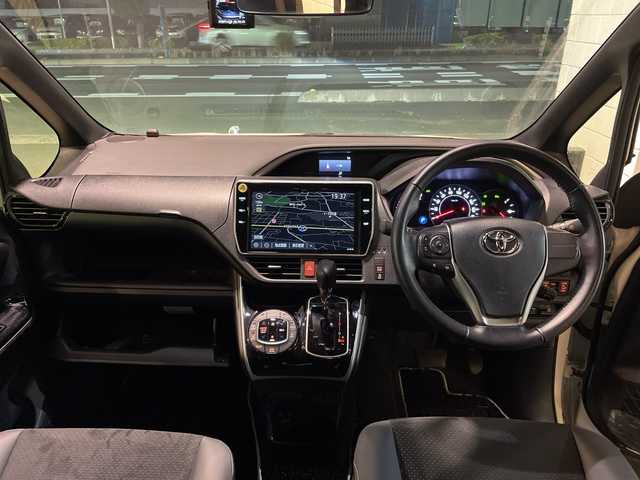 トヨタ ヴォクシー ZS 煌Ⅲ 福岡県 2021(令3)年 1.5万km ホワイトパールクリスタルシャイン ワンオーナー/SDナビ/フルセグテレビ/バックカメラ/フリップダウンモニター/アイドリングストップ/ウィンカ-ミラー/クルーズコントロール/ドアバイザー/プッシュスタート/両側パワースライドドア/パワーバックドア/ETC/スタッドレスタイヤ車載