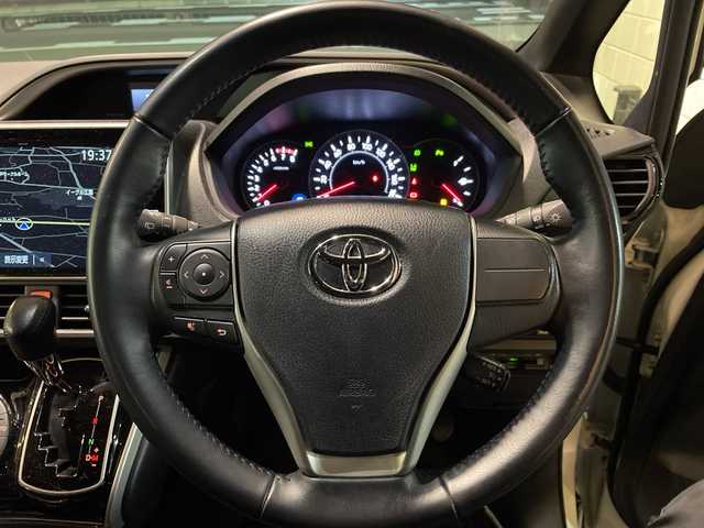 トヨタ ヴォクシー ZS 煌Ⅲ 福岡県 2021(令3)年 1.5万km ホワイトパールクリスタルシャイン ワンオーナー/SDナビ/フルセグテレビ/バックカメラ/フリップダウンモニター/アイドリングストップ/ウィンカ-ミラー/クルーズコントロール/ドアバイザー/プッシュスタート/両側パワースライドドア/パワーバックドア/ETC/スタッドレスタイヤ車載