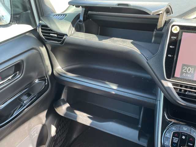 トヨタ ヴォクシー ZS 煌Ⅲ 福岡県 2021(令3)年 1.5万km ホワイトパールクリスタルシャイン ワンオーナー/SDナビ/フルセグテレビ/バックカメラ/フリップダウンモニター/アイドリングストップ/ウィンカ-ミラー/クルーズコントロール/ドアバイザー/プッシュスタート/両側パワースライドドア/パワーバックドア/ETC/スタッドレスタイヤ車載