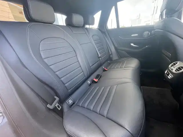 メルセデス・ベンツ ＧＬＣ２２０ d 4マチック AMGライン 栃木県 2021(令3)年 3.7万km セレナイトグレー レザーエクスクルーシブパッケージ/├12.3インチコックピットディスプレイ/├ヘッドアップディスプレイ/├黒革シート/├エナジャイジングパッケージ/├シートベンチレーター/├マルチコントロールシートバック/├リラクゼーション機能（前席）/├エアバランスパッケージ/└Burmesterサウンド/パノラミックスライディングルーフ/レーダーセーフティパッケージ/マルチビームLED/ABCサスペンション/パワーシート/全席シートヒーター/キーレスゴー/パワーバックドア/ACC/レーンキープアシスト/ブラインドスポット/アンビエントライト/ナビ/フルセグTV/全方位カメラ/パークトロニック