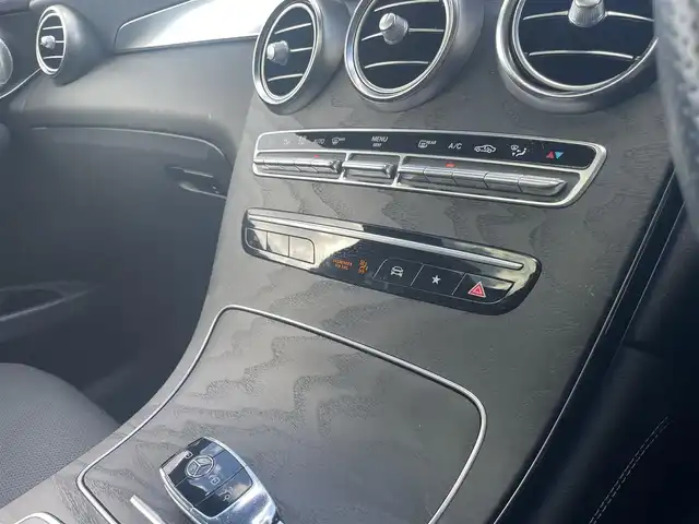 メルセデス・ベンツ ＧＬＣ２２０ d 4マチック AMGライン 栃木県 2021(令3)年 3.7万km セレナイトグレー レザーエクスクルーシブパッケージ/├12.3インチコックピットディスプレイ/├ヘッドアップディスプレイ/├黒革シート/├エナジャイジングパッケージ/├シートベンチレーター/├マルチコントロールシートバック/├リラクゼーション機能（前席）/├エアバランスパッケージ/└Burmesterサウンド/パノラミックスライディングルーフ/レーダーセーフティパッケージ/マルチビームLED/ABCサスペンション/パワーシート/全席シートヒーター/キーレスゴー/パワーバックドア/ACC/レーンキープアシスト/ブラインドスポット/アンビエントライト/ナビ/フルセグTV/全方位カメラ/パークトロニック