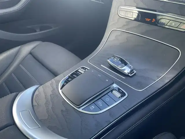 メルセデス・ベンツ ＧＬＣ２２０ d 4マチック AMGライン 栃木県 2021(令3)年 3.7万km セレナイトグレー レザーエクスクルーシブパッケージ/├12.3インチコックピットディスプレイ/├ヘッドアップディスプレイ/├黒革シート/├エナジャイジングパッケージ/├シートベンチレーター/├マルチコントロールシートバック/├リラクゼーション機能（前席）/├エアバランスパッケージ/└Burmesterサウンド/パノラミックスライディングルーフ/レーダーセーフティパッケージ/マルチビームLED/ABCサスペンション/パワーシート/全席シートヒーター/キーレスゴー/パワーバックドア/ACC/レーンキープアシスト/ブラインドスポット/アンビエントライト/ナビ/フルセグTV/全方位カメラ/パークトロニック