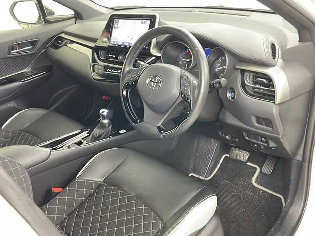 トヨタ Ｃ－ＨＲ G－T モード ネロ 道央・札幌 2019(令1)年 3万km ホワイトパールクリスタルシャイン ・4WD/・寒冷地仕様/・純正SDナビ&フルセグ&CD&SD&BT/・プリクラッシュセーフティ/・ブラインドスポットモニター/・車線逸脱警報/・ふらつき警報/・クリアランスソナー/・クルーズコントロール/・バックカメラ/・オートブレーキホールド/・自動防眩ミラー/・シートヒーター/・ハーフレザーシート/・純正エンジンスターター/・純正フロアマット/・純正ドアバイザー/・純正19インチAW/・社外17インチAW付スタッドレス積込/・ビルトインETC/・革巻きステアリング/・ステアリングスイッチ/・オートマチックハイビーム/・オートライト/・LEDヘッドライト/・フォグランプ/・リアフォグランプ/・スマートキー/・プッシュスタート