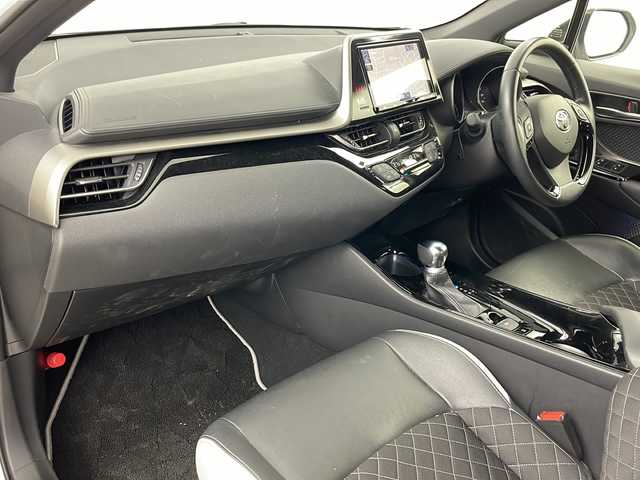 トヨタ Ｃ－ＨＲ G－T モード ネロ 道央・札幌 2019(令1)年 3万km ホワイトパールクリスタルシャイン ・4WD/・寒冷地仕様/・純正SDナビ&フルセグ&CD&SD&BT/・プリクラッシュセーフティ/・ブラインドスポットモニター/・車線逸脱警報/・ふらつき警報/・クリアランスソナー/・クルーズコントロール/・バックカメラ/・オートブレーキホールド/・自動防眩ミラー/・シートヒーター/・ハーフレザーシート/・純正エンジンスターター/・純正フロアマット/・純正ドアバイザー/・純正19インチAW/・社外17インチAW付スタッドレス積込/・ビルトインETC/・革巻きステアリング/・ステアリングスイッチ/・オートマチックハイビーム/・オートライト/・LEDヘッドライト/・フォグランプ/・リアフォグランプ/・スマートキー/・プッシュスタート