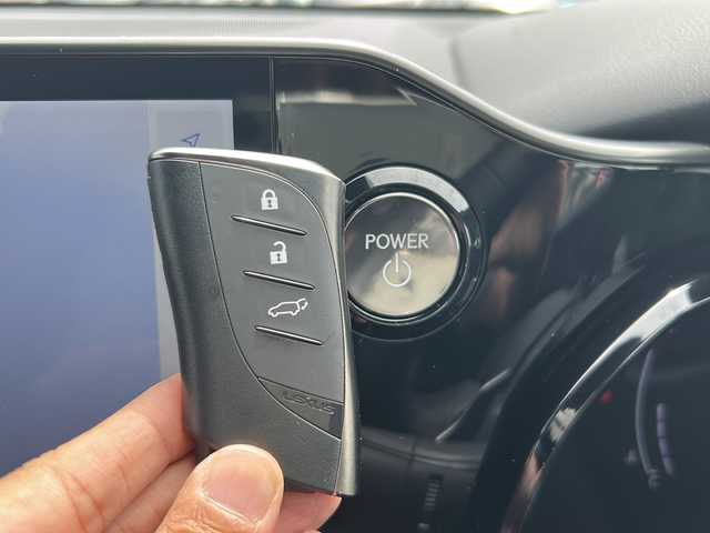 レクサス ＮＸ 350h バージョンL 沖縄県 2023(令5)年 2万km グラファイトブラックガラスフレーク 純正ナビ・TV・Bluetooth/全方位カメラ/ドライブレコーダー/ETC/インテリジェントミラー/置くだけ充電/エアシート・シートヒーター/パワーシート/パワーバックドア/コーナーセンサー/オートライト/衝突軽減システム/レーンキープアシスト/ステアリングスイッチ/ウィンカードアミラー/LEDヘッドライト/オートマチックハイビーム/純正アルミ/クルーズコントロール