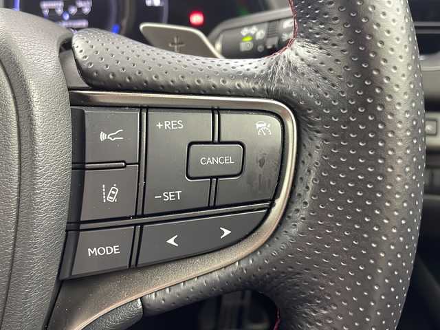 レクサス ＵＸ 250h Fスポーツ 岐阜県 2020(令2)年 4.2万km ホワイトノーヴァガラスフレーク サンルーフ/衝突被害軽減システム/レーンキープアシスト/レーダークルーズコントロール/ブラインドスポットモニター/クリアランスソナー/パノラミックビューモニター/パワーバックドア/純正ナビ/Bluetooth/フルセグTV/パワーシート（運転席/助手席）/シートヒーター（運転席/助手席）/レザーシート/ドライブレコーダー/スマートキー/プッシュスタート/スペアキー/革ステアリング/ステアリングヒーター/ステアリングスイッチ/LEDヘッドライト/ETC2.0/保証書/取扱説明書