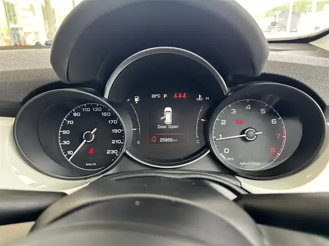 フィアット ５００Ｘ クロス 福島県 2019(令1)年 2.6万km 白 登録時走行距離：25955km/ワンオーナー/純正ディスプレイオーディオ/（AM/FM/BT接続）/レザーシート（茶）/パワーシート（D/Ｎ席）/ETC/レーダークルーズコントロール/パドルシフト/前後ドライブレコーダー/コーナーセンサー/バックカメラ/フォグランプ（前後）/電動パーキング/アイドリングストップ/オートライト/LED/純正AW/純正フロアマット/スペアキー/取扱説明書/保証書