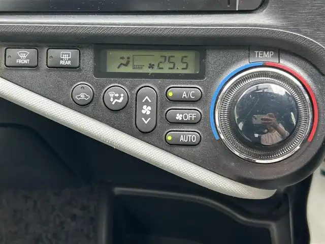 トヨタ アクア S 和歌山県 2013(平25)年 14.8万km ブラックマイカ ディーラー純正ナビ/（AM/FM/CD/DVD/SD/DS/フルセグTV/Bluetooth）/バックカメラ/純正フロアマット/純正ドアバイザー/ETC/取扱説明書