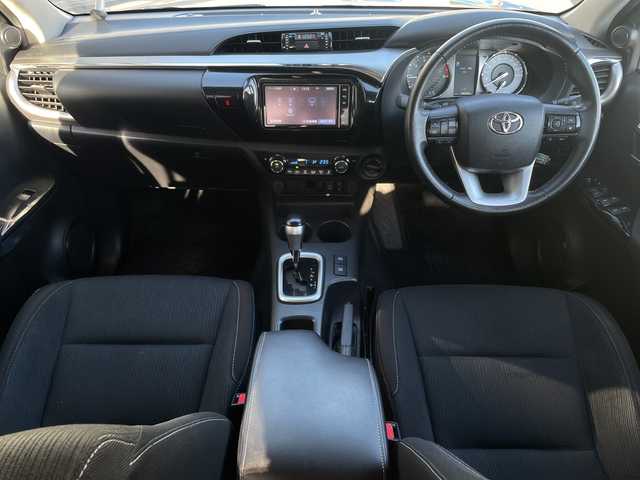 トヨタ ハイラックス Z 神奈川県 2020(令2)年 4.5万km シルバーメタリック ワンオーナー/純正ディーラーナビ(CD/SD/BT/フルセグTV)/バックカメラ/プリクラッシュセーフティ/レーンキープアシスト/前車両発進警告/ダウンヒルアシストコントロール/パーキングセンサー/アイドリングストップ/レーダークルーズコントロール/パワーヒーター/ETC/荷台カバー/純正フロアマット/純正ドアバイザー/オートライト/ISOFIX/保証書/取扱説明書