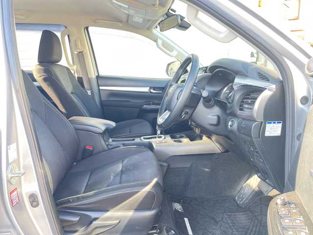 トヨタ ハイラックス Z 神奈川県 2020(令2)年 4.5万km シルバーメタリック ワンオーナー/純正ディーラーナビ(CD/SD/BT/フルセグTV)/バックカメラ/プリクラッシュセーフティ/レーンキープアシスト/前車両発進警告/ダウンヒルアシストコントロール/パーキングセンサー/アイドリングストップ/レーダークルーズコントロール/パワーヒーター/ETC/荷台カバー/純正フロアマット/純正ドアバイザー/オートライト/ISOFIX/保証書/取扱説明書