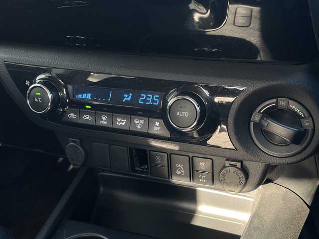 トヨタ ハイラックス Z 神奈川県 2020(令2)年 4.5万km シルバーメタリック ワンオーナー/純正ディーラーナビ(CD/SD/BT/フルセグTV)/バックカメラ/プリクラッシュセーフティ/レーンキープアシスト/前車両発進警告/ダウンヒルアシストコントロール/パーキングセンサー/アイドリングストップ/レーダークルーズコントロール/パワーヒーター/ETC/荷台カバー/純正フロアマット/純正ドアバイザー/オートライト/ISOFIX/保証書/取扱説明書