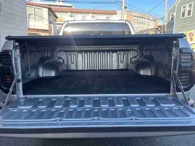 トヨタ ハイラックス Z 神奈川県 2020(令2)年 4.5万km シルバーメタリック ワンオーナー/純正ディーラーナビ(CD/SD/BT/フルセグTV)/バックカメラ/プリクラッシュセーフティ/レーンキープアシスト/前車両発進警告/ダウンヒルアシストコントロール/パーキングセンサー/アイドリングストップ/レーダークルーズコントロール/パワーヒーター/ETC/荷台カバー/純正フロアマット/純正ドアバイザー/オートライト/ISOFIX/保証書/取扱説明書