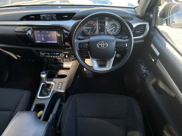 トヨタ ハイラックス Z 神奈川県 2020(令2)年 4.5万km シルバーメタリック ワンオーナー/純正ディーラーナビ(CD/SD/BT/フルセグTV)/バックカメラ/プリクラッシュセーフティ/レーンキープアシスト/前車両発進警告/ダウンヒルアシストコントロール/パーキングセンサー/アイドリングストップ/レーダークルーズコントロール/パワーヒーター/ETC/荷台カバー/純正フロアマット/純正ドアバイザー/オートライト/ISOFIX/保証書/取扱説明書