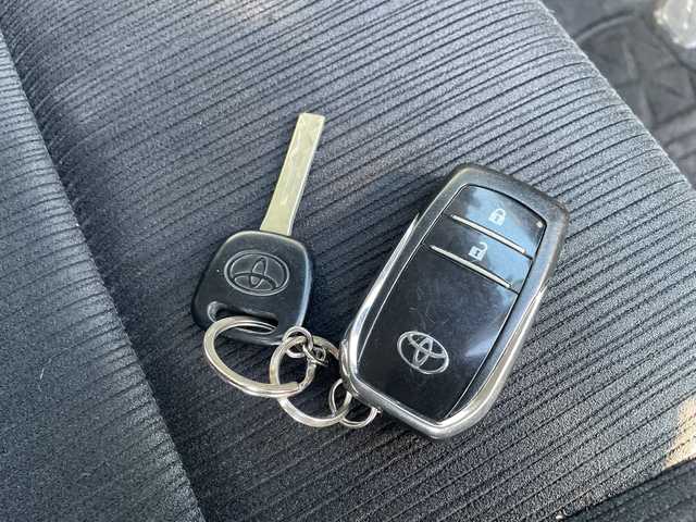 トヨタ ハイラックス Z 神奈川県 2020(令2)年 4.5万km シルバーメタリック ワンオーナー/純正ディーラーナビ(CD/SD/BT/フルセグTV)/バックカメラ/プリクラッシュセーフティ/レーンキープアシスト/前車両発進警告/ダウンヒルアシストコントロール/パーキングセンサー/アイドリングストップ/レーダークルーズコントロール/パワーヒーター/ETC/荷台カバー/純正フロアマット/純正ドアバイザー/オートライト/ISOFIX/保証書/取扱説明書