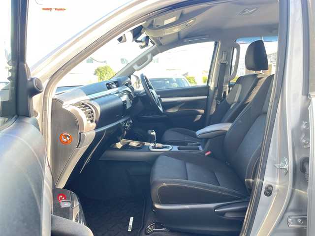 トヨタ ハイラックス Z 神奈川県 2020(令2)年 4.5万km シルバーメタリック ワンオーナー/純正ディーラーナビ(CD/SD/BT/フルセグTV)/バックカメラ/プリクラッシュセーフティ/レーンキープアシスト/前車両発進警告/ダウンヒルアシストコントロール/パーキングセンサー/アイドリングストップ/レーダークルーズコントロール/パワーヒーター/ETC/荷台カバー/純正フロアマット/純正ドアバイザー/オートライト/ISOFIX/保証書/取扱説明書