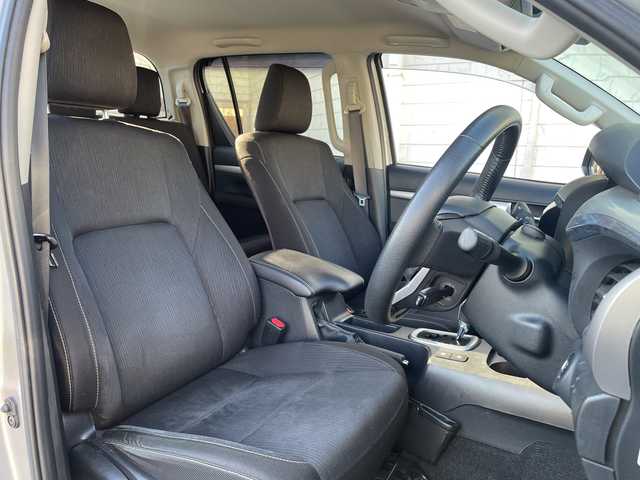 トヨタ ハイラックス Z 神奈川県 2020(令2)年 4.5万km シルバーメタリック ワンオーナー/純正ディーラーナビ(CD/SD/BT/フルセグTV)/バックカメラ/プリクラッシュセーフティ/レーンキープアシスト/前車両発進警告/ダウンヒルアシストコントロール/パーキングセンサー/アイドリングストップ/レーダークルーズコントロール/パワーヒーター/ETC/荷台カバー/純正フロアマット/純正ドアバイザー/オートライト/ISOFIX/保証書/取扱説明書