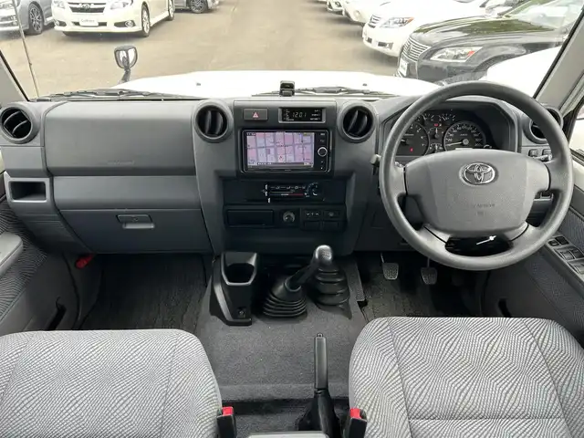 トヨタ ランドクルーザー 道東・釧路十勝 2014(平26)年 6.5万km ホワイト ワンオーナー/4WD/社外ナビ/(AM FM BT TV CD DVD)/ETC/純正フロントグリル/デフロック/背面タイヤ積込/ブラケット積込/冬タイヤ4本積込/5速マニュアル/ドアバイザー/フロアマット/イベライザー