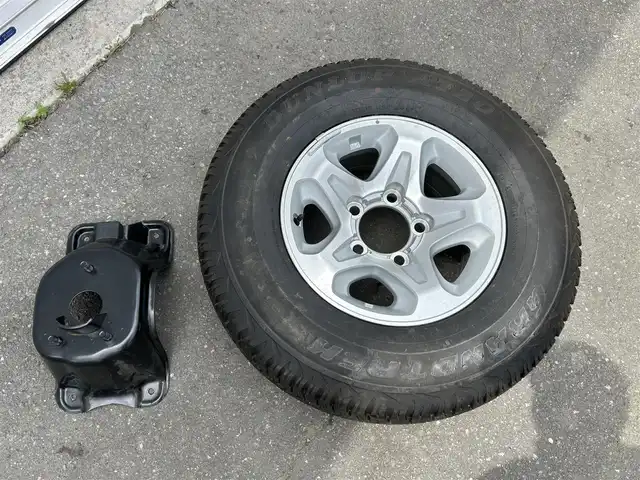 トヨタ ランドクルーザー 道東・釧路十勝 2014(平26)年 6.5万km ホワイト ワンオーナー/4WD/社外ナビ/(AM FM BT TV CD DVD)/ETC/純正フロントグリル/デフロック/背面タイヤ積込/ブラケット積込/冬タイヤ4本積込/5速マニュアル/ドアバイザー/フロアマット/イベライザー