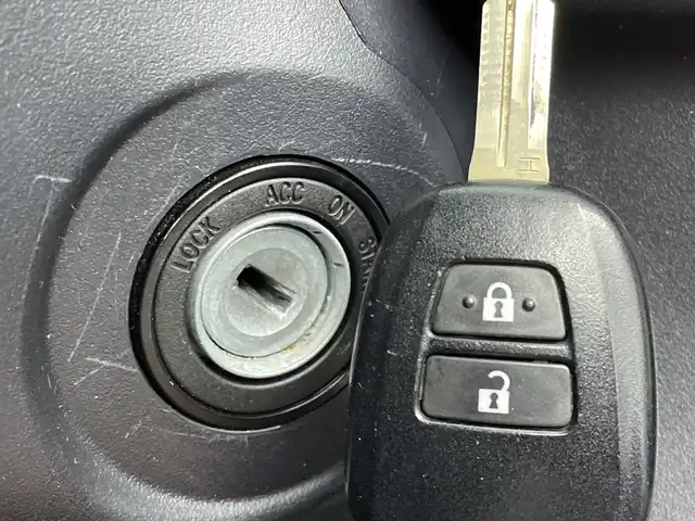 トヨタ アクア S 新潟県 2019(平31)年 1.2万km シルバーM 純正メモリナビ/　Bluetooth/ワンセグTV/CD/衝突被害軽減ブレーキ/レーンキープアシスト/前後コーナーセンサー/バックモニター/オートマチックハイビーム/横滑り防止装置/ステアリングスイッチ/禁煙車