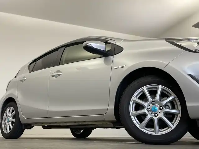 トヨタ アクア S 新潟県 2019(平31)年 1.2万km シルバーM 純正メモリナビ/　Bluetooth/ワンセグTV/CD/衝突被害軽減ブレーキ/レーンキープアシスト/前後コーナーセンサー/バックモニター/オートマチックハイビーム/横滑り防止装置/ステアリングスイッチ/禁煙車