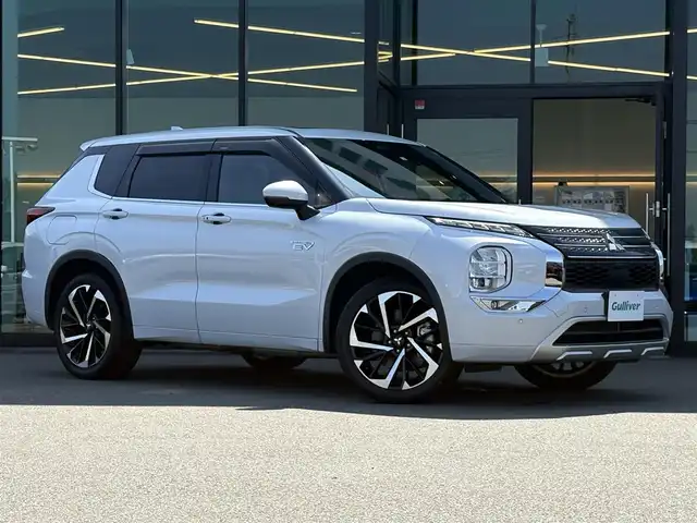 三菱 アウトランダー ＰＨＥＶ P 東京都 2022(令4)年 2万km ホワイトダイヤモンド 電動パノラマサンルーフ/BOSEプレミアムサウンド/ワンオーナー/ e-Assist/・衝突被害軽減ブレーキシステム/・踏み間違い衝突防止アシスト/・車線逸脱警報システム/・車線逸脱防止支援機能/・車線維持支援機能/・マイパイロット/・レーダークルーズコントロール/・後側方車両検知警報システム [BSW]/・標識認識システム/・ヘッドアップディスプレイ/・マルチアラウンドモニター/プッシュスタート/純正ナビ/フルセグTV/ETC2.0/ドライブレコーダー/ワイヤレス充電器/セミアリニンレザーシート/メモリー機能付きパワーシート/ランバーサポート/エレクトリックテールゲート/シートヒーター/ステアリングヒーター/純正フロアラバーマット/ドアバイザー/フロントフォグランプ/LEDヘッドライト/20インチ純正アルミホイール