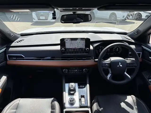 三菱 アウトランダー ＰＨＥＶ P 東京都 2022(令4)年 2万km ホワイトダイヤモンド 電動パノラマサンルーフ/BOSEプレミアムサウンド/ワンオーナー/ e-Assist/・衝突被害軽減ブレーキシステム/・踏み間違い衝突防止アシスト/・車線逸脱警報システム/・車線逸脱防止支援機能/・車線維持支援機能/・マイパイロット/・レーダークルーズコントロール/・後側方車両検知警報システム [BSW]/・標識認識システム/・ヘッドアップディスプレイ/・マルチアラウンドモニター/プッシュスタート/純正ナビ/フルセグTV/ETC2.0/ドライブレコーダー/ワイヤレス充電器/セミアリニンレザーシート/メモリー機能付きパワーシート/ランバーサポート/エレクトリックテールゲート/シートヒーター/ステアリングヒーター/純正フロアラバーマット/ドアバイザー/フロントフォグランプ/LEDヘッドライト/20インチ純正アルミホイール