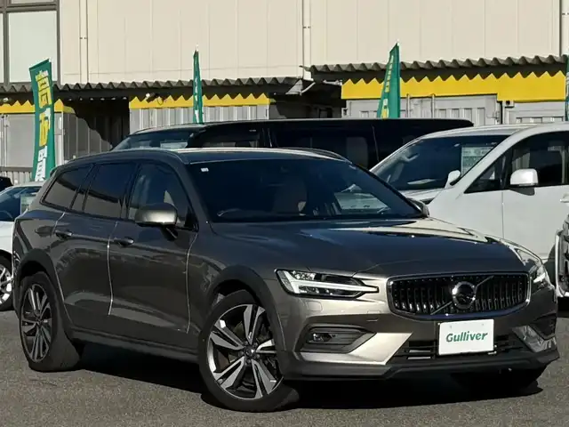 ボルボ Ｖ６０ クロスカントリー T5 AWD 愛知県 2020(令2)年 3.1万km ぺブルグレー /ワンオーナー//4WD//純正ナビ//純正フルセグTV//FM/CD/BT/USB/iPod//バック/サイド/フロント/全周囲カメラ//ETC//前後ドライブレコーダー//ルーフレール//harman/karadonサウンド//トノカバー//追従機能付きクルーズコントロール//ブラインドスポットモニター//ヘッドアップディスプレイ//パークアシストパイロット//クロス・トラフィック・アラート//横滑り防止装置//レーンアシスト//衝突被害軽減ブレーキ//リラクゼーション機能//電動パーキングブレーキ//オートホールドスイッチ//パワーバックドア//ステアスイッチ//純正LEDオートライト//オートハイビーム//アクティブペンティングライト//フロントフォグランプ//純正フロアマット//純正19インチアルミホイール//パワーシート(D/N)//メモリーシート(D/N)//シートヒーター(D/N)//エアシート(D/N)//電格ミラー//ISOFIX//ダブル/サイド/カーテンエアバック//スマートキー//スペアキー1本//取扱説明書//ナビ説明書//保証書//ディーラー記録簿(R3/R4/R5)