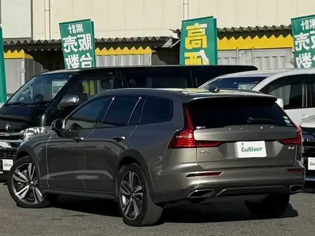 ボルボ Ｖ６０ クロスカントリー T5 AWD 愛知県 2020(令2)年 3.1万km ぺブルグレー /ワンオーナー//4WD//純正ナビ//純正フルセグTV//FM/CD/BT/USB/iPod//バック/サイド/フロント/全周囲カメラ//ETC//前後ドライブレコーダー//ルーフレール//harman/karadonサウンド//トノカバー//追従機能付きクルーズコントロール//ブラインドスポットモニター//ヘッドアップディスプレイ//パークアシストパイロット//クロス・トラフィック・アラート//横滑り防止装置//レーンアシスト//衝突被害軽減ブレーキ//リラクゼーション機能//電動パーキングブレーキ//オートホールドスイッチ//パワーバックドア//ステアスイッチ//純正LEDオートライト//オートハイビーム//アクティブペンティングライト//フロントフォグランプ//純正フロアマット//純正19インチアルミホイール//パワーシート(D/N)//メモリーシート(D/N)//シートヒーター(D/N)//エアシート(D/N)//電格ミラー//ISOFIX//ダブル/サイド/カーテンエアバック//スマートキー//スペアキー1本//取扱説明書//ナビ説明書//保証書//ディーラー記録簿(R3/R4/R5)
