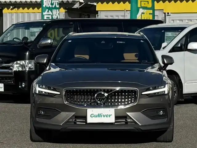 ボルボ Ｖ６０ クロスカントリー T5 AWD 愛知県 2020(令2)年 3.1万km ぺブルグレー /ワンオーナー//4WD//純正ナビ//純正フルセグTV//FM/CD/BT/USB/iPod//バック/サイド/フロント/全周囲カメラ//ETC//前後ドライブレコーダー//ルーフレール//harman/karadonサウンド//トノカバー//追従機能付きクルーズコントロール//ブラインドスポットモニター//ヘッドアップディスプレイ//パークアシストパイロット//クロス・トラフィック・アラート//横滑り防止装置//レーンアシスト//衝突被害軽減ブレーキ//リラクゼーション機能//電動パーキングブレーキ//オートホールドスイッチ//パワーバックドア//ステアスイッチ//純正LEDオートライト//オートハイビーム//アクティブペンティングライト//フロントフォグランプ//純正フロアマット//純正19インチアルミホイール//パワーシート(D/N)//メモリーシート(D/N)//シートヒーター(D/N)//エアシート(D/N)//電格ミラー//ISOFIX//ダブル/サイド/カーテンエアバック//スマートキー//スペアキー1本//取扱説明書//ナビ説明書//保証書//ディーラー記録簿(R3/R4/R5)