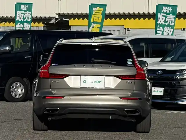 ボルボ Ｖ６０ クロスカントリー T5 AWD 愛知県 2020(令2)年 3.1万km ぺブルグレー /ワンオーナー//4WD//純正ナビ//純正フルセグTV//FM/CD/BT/USB/iPod//バック/サイド/フロント/全周囲カメラ//ETC//前後ドライブレコーダー//ルーフレール//harman/karadonサウンド//トノカバー//追従機能付きクルーズコントロール//ブラインドスポットモニター//ヘッドアップディスプレイ//パークアシストパイロット//クロス・トラフィック・アラート//横滑り防止装置//レーンアシスト//衝突被害軽減ブレーキ//リラクゼーション機能//電動パーキングブレーキ//オートホールドスイッチ//パワーバックドア//ステアスイッチ//純正LEDオートライト//オートハイビーム//アクティブペンティングライト//フロントフォグランプ//純正フロアマット//純正19インチアルミホイール//パワーシート(D/N)//メモリーシート(D/N)//シートヒーター(D/N)//エアシート(D/N)//電格ミラー//ISOFIX//ダブル/サイド/カーテンエアバック//スマートキー//スペアキー1本//取扱説明書//ナビ説明書//保証書//ディーラー記録簿(R3/R4/R5)